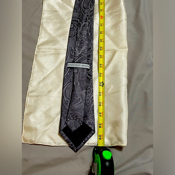 Geoffrey Beene 100% Silk Tie Gray and White Paisley - Picture 9 of 9